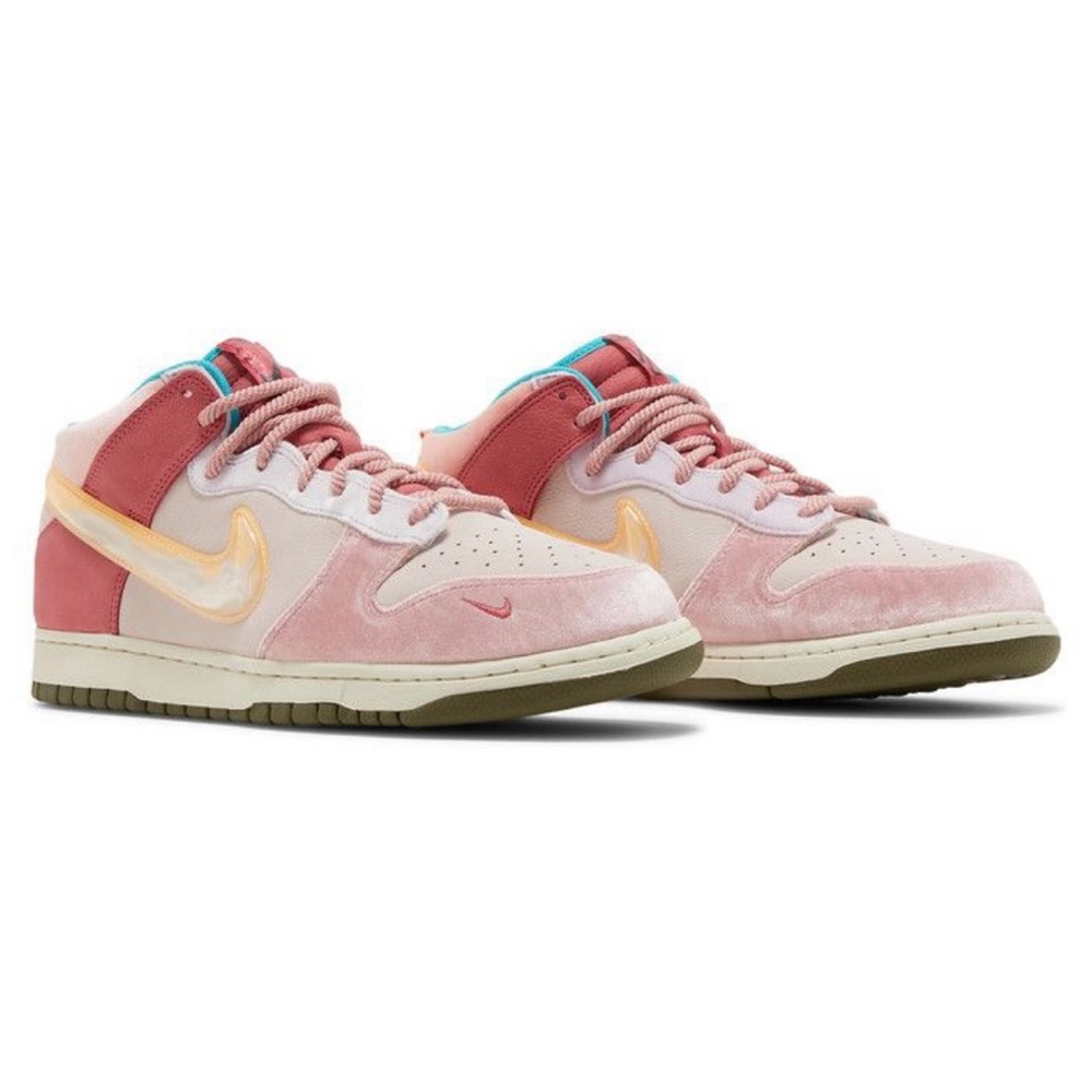 Social status x dunk mid strawberry milk